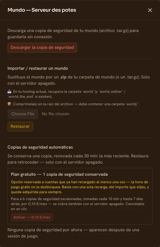 La ventana «Mundo» de un servidor TickServ: descarga de la copia de seguridad, importación de un archivo .zip que contiene la carpeta world, y lista de las copias de seguridad automáticas
