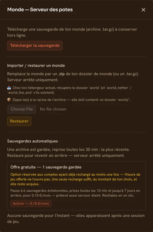 La fenêtre « Monde » d'un serveur TickServ : téléchargement de la sauvegarde, import d'une archive .zip contenant le dossier world, et liste des sauvegardes automatiques