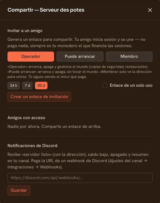 La ventana «Compartir» de un servidor TickServ: creación de un enlace de invitación con rol de operador o miembro, lista de amigos con acceso, y campo de webhook de Discord para las notificaciones