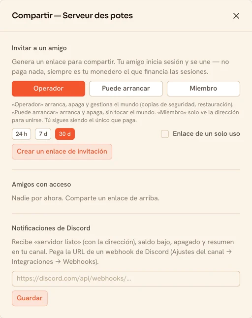 La ventana «Compartir» de un servidor TickServ: creación de un enlace de invitación con rol de operador o miembro, lista de amigos con acceso, y campo de webhook de Discord para las notificaciones