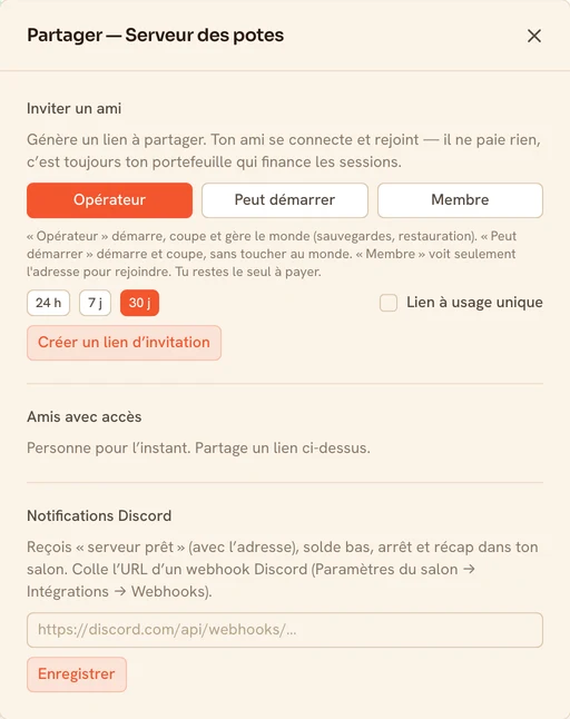 La fenêtre « Partager » d'un serveur TickServ : création d'un lien d'invitation en rôle opérateur ou membre, liste des amis ayant accès, et champ de webhook Discord pour les notifications
